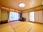 南向きのお部屋で、日中はとても明るい雰囲気です。