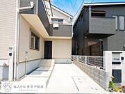 駐車スペース完備で、日常の車の出し入れもスムーズです。