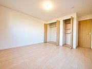バルコニーと収納のある洋室です。約8.5帖ございますので、ゆったりとした家具のレイアウトが可能です。