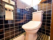 タイル張りでお手入れもしやすいトイレ空間。落ち着いたデザインが、住まい全体の雰囲気と調和しています。
