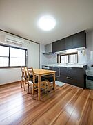 壁付けキッチンを採用することで、LDK全体がすっきりとした印象に。空間を有効活用しながら、機能的な家事動線を実現しています。