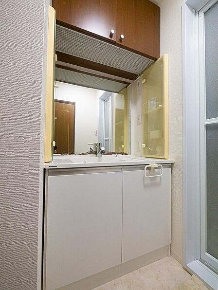 ◇毎日の身支度に便利な洗面化粧台。洗面用品なども置きやすく、使い勝手の良いスペースです。