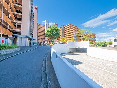 ◇フレッシュバザール寝屋川公園駅前店まで徒歩約6分。毎日のお買い物に便利な立地です。◇ココカラファイン寝屋川公園店まで徒歩約5分。日用品や医薬品のお買い物にも便利です。