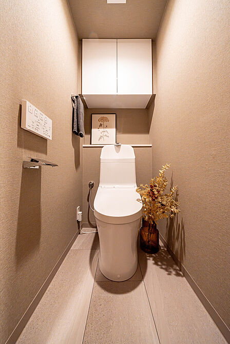 ホワイトを基調としたトイレは清潔感がございます。上部に棚があり、掃除用品の収納にも便利です。