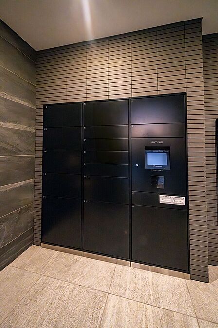 留守の際でも荷物の受け取りが可能な宅配ボックスの設置がございます。不在配達の手間が省け便利です。非対面での受け取りも可能です。※この画像はCG加工処理しています