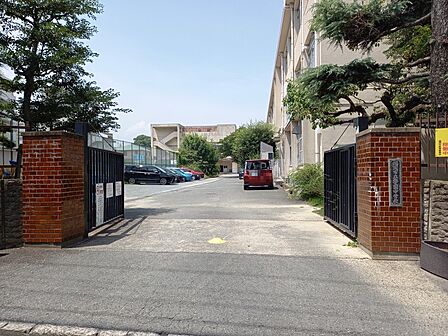 警固中学校まで徒歩8分（約580ｍ）