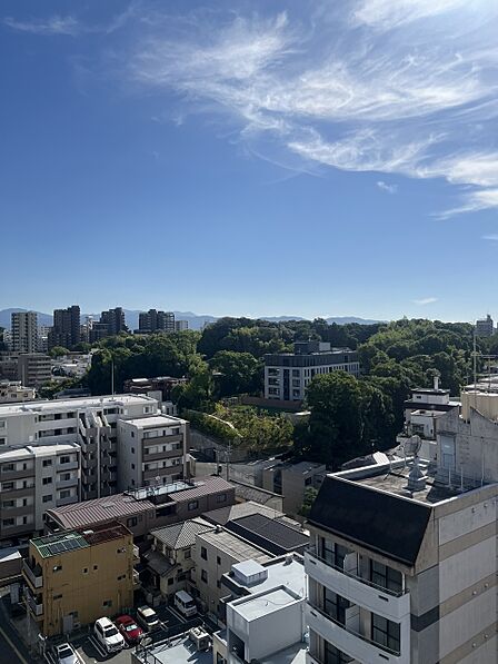 南西向きバルコニーにつき、陽当りが良く明るいお住まいです。