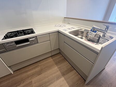 作業スペースの広いL字型のキッチンで、効率よく作業を進めることが出来ますね。