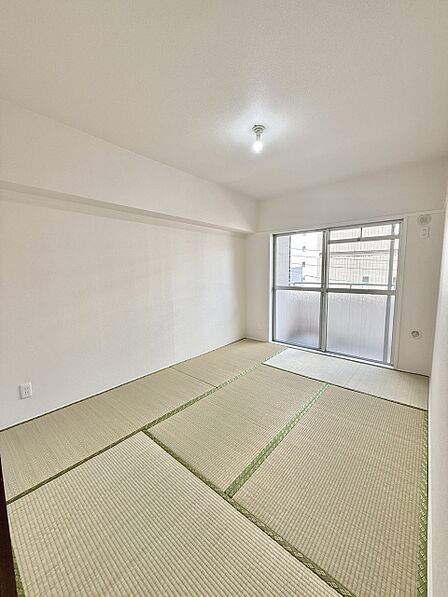 バルコニーに面した約6帖の和室です。畳のお部屋は落ち着きますね。