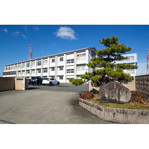 中学校「日進西中学校まで1700ｍ」