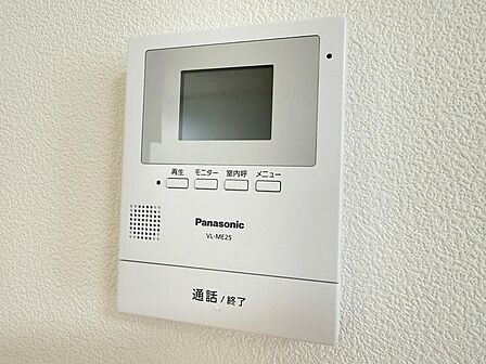モニター付きインターフォンで来客者の確認ができます。