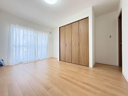こちらの洋室はバルコニーを行き来できます!陽当たりも良く心地良い洋室です。クローゼットも大容量収納可能です♪