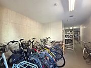 駐輪場とタイヤ置場です。室内につき自転車の劣化防止にもなります。
