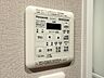 設備：雨の日や夜間のお洗濯物干しに便利な浴室換気乾燥暖房機付きです。