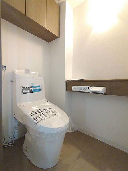 温水洗浄便座付きトイレです。上部には棚付きのため小物の収納に便利です!