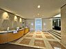 エントランス：落ち着いた照明が演出する、ホテルライクで高級感漂う共用空間になります。