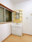 【現況販売／洗面台】洗面所には、洗面台があります。左右には化粧水などを置けるようになっているので、忙しい朝にありがたいですね。