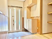 【現況販売／玄関】玄関内は、大きめの収納があるので靴集めが趣味な人にも嬉しいですね。