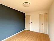 【リフォーム前／6帖洋室】南側の洋室はお庭と出入りできます。床はフローリングで仕上げ、壁紙と照明は交換を行う予定です。
