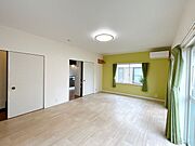【リフォーム前／約12帖洋室】洋室はクリーニングを行う予定です。