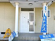 【リフォーム予定/玄関】玄関の写真です。。TVインターホンを新しく設置予定。来客時も訪問相手を確認できます。防犯面でも安心ですね。