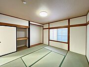 【リフォーム済】一階8畳の和室は、畳表替え、ふすま張替、照明交換、クリーニング等を行いました。落ち着いた雰囲気の和室のため、来客用としてもご利用いただけます。