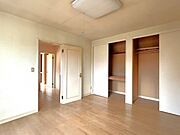 【リフォーム中】2階東側の洋室はフローリング重張、クロス張替、建具交換、照明交換を行います。ダブルクローゼットの収納付きでお洋服などのお片付けも楽々です。