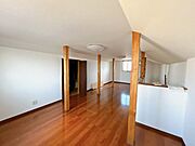 【リフォーム済】小屋裏スペースです。こちらはクリーニングを行いました。衣類や家電類の収納などにあると嬉しいですね。