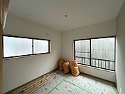【リフォーム中】2階北東の洋室は、フローリング重張、クロス張替、照明交換等を行います。北側のため紫外線による痛みが少ないおうち。収納部屋としても利用できますね。