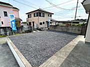 【リフォーム済】南側はお庭付き。庭木・庭石撤去、砕石敷き込みを行いました。物置を置いたり、ガーデニングを楽しんだりできます。※土の入れ替えが必要な場合がございます。