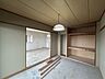 洋室：【リフォーム中】南側洋室6.2帖です。フローリング重ね張り、クロス張替え、建具交換、室内クリーニング等を行う予定です。