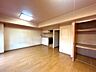 リビング/ダイニング：【リフォーム中】リビングはクロス張替、フローリング重張、建具交換を行います。壁や床の色が変わるとおうちの雰囲気もガラッと変わります。ぜひ現地にてご確認ください。