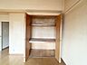 室内：【リフォーム中】収納は建具交換、クロス張替を行います。各居室収納付きのお部屋。収納用の家具にスペースが取られずお荷物のお片付けができますね。