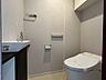 トイレ：独立した手洗い場が設けられた、ゆとりあるトイレ空間。