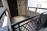 玄関入り口には門扉が付いています。