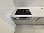 複数の料理を同時に進められる3口コンロを設置。調理時間を短縮でき、毎日の家事負担を軽減します。