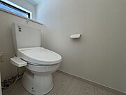 温水洗浄便座付きで、毎日快適に使える清潔感のあるトイレです。