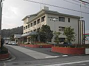 豊岡警察署（976m）