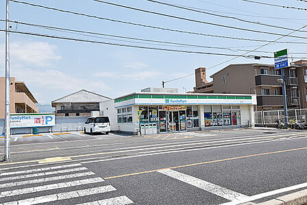 ファミリーマート 隅の浜店:徒歩9分(約550m)