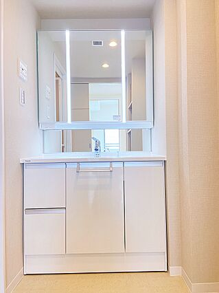 三面鏡は中に化...