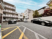 敷地内駐車場です。空き状況は物件担当者にお問合せ下さい。