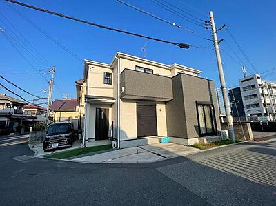 外観:角地で駐車スペースにも余裕のある立地! 外観:角地で駐車スペースにも余裕のある立地!
