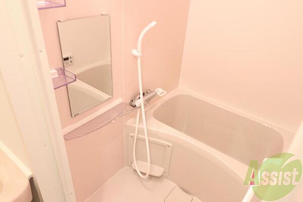 画像4:清潔感のある白いお風呂、鏡が便利です。