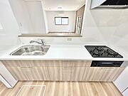 【リフォーム済】【キッチン】ハウステックの新品のキッチンに交換いたしました。三口コンロなので一度でご家族の料理をすることが出来ます。