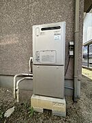 【給湯器】2010年のリンナイ製です。給湯器の耐用年数は10～15年ですので、交換はして頂いた方がよいと思われます。