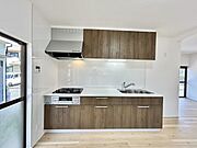 【リフォーム済み】キッチンはハウステック製の吊り戸付きシステムキッチンに新品交換いたしました。