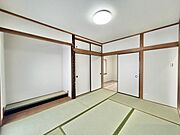 【内外装リフォーム済】並列二台停めることのできるリフォーム済のお家です。