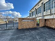 【中学校】香芝市立香芝西中学校まで徒歩約20分（約1600m）。無理のない距離感で、お子様の通学も安心。周辺は落ち着いた住宅街のため、毎日の登下校も穏やかな環境です。