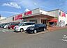 周辺：ラ・ムー 亀田店 驚きの低価格と豊富な品揃えが魅力のディスカウントスーパー。24時間営業で使い勝手が良く、食品や日用品をお得に揃えたい方に最適。家計にやさしい地域密着型の便利なお店です。 900m