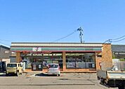 セブンイレブン 新潟曽川店 広めの駐車場で車利用に便利。出来立ての揚げ物やコーヒーが好評で、日用品も揃う使い勝手の良い店舗。公共料金支払いや宅配便などサービスも充実しています◎ 870m